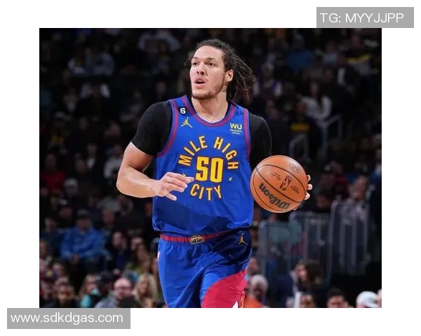 掘金队阿隆·戈登双手暴扣惊艳全场，尼古拉·约基奇幽默回应引爆运动话题